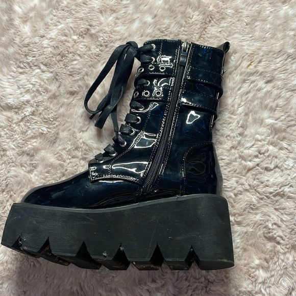 boots - Picture 3 of 5